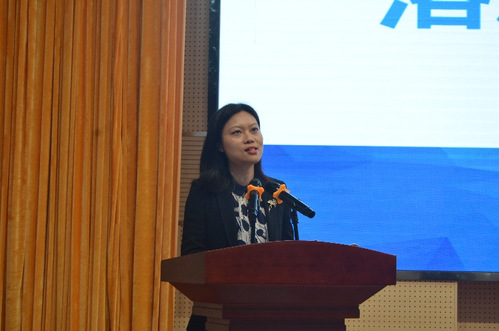 兰溪市副市长俞兰在推介行知英才落户工程时,从购房补助,租房补助